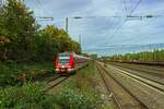 422 064 und ein weiterer Triebzug der Baureihe 422 erreichen als Zug der Linie S6 Dsseldorf-Rath.