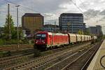 187 113 fhrt mit einem Gterzug durch Dsseldorf-Rath in Richtung Norden.