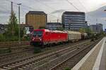 Ein gemischter Gterzug mit 187 171 an der Spitze durchfhrt am Nachmittag des 27.10.22 Dsseldorf-Rath.