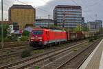 189 018 ist am 27.10.22 mit einem Gterzug unterwegs in Richtung Ruhrgebiet.