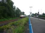 103 235 durchfhrt mit einem aus historischem Wagenmaterial gebildeten Intercity nach Flensburg den Bahnhof Dsseldorf-Reisholz. 27.08.2010