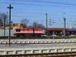 V 100.03 der Hessischen Güterbahn am 10.3.14 mit einem Bauzug im Erfurter Hauptbahnhof.