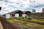 Der Hauptbahnhof Hagen Hauptbahnhof am 20.05.2017.   
Die zweischiffige Bahnsteighalle aus dem Jahre 1910, die, bis auf drei, sämtliche Bahnsteige überspannt. Sie wurde in den 1990er-Jahren denkmalgerecht restauriert und ist ein bedeutendes Beispiel für die seit dem späten 19. Jahrhundert entwickelte Hallenkonstruktion in Stahlbauweise. In Westfalen und dem Ruhrgebiet ist sie die einzige erhaltene „klassische“ Bahnsteighalle und eine der wenigen ihrer Art in Deutschland. Bei den schweren anglo-amerikanischen Bombenangriffen auf Hagen im Zweiten Weltkrieg ist sie im Gegensatz zu vielen anderen Bahnhofshallen im Ruhrgebiet nicht zerstört worden. 
Der Hauptbahnhof Hagen Hauptbahnhof am 20.05.2017.   
Die zweischiffige Bahnsteighalle aus dem Jahre 1910, die, bis auf drei, sämtliche Bahnsteige überspannt. Sie wurde in den 1990er-Jahren denkmalgerecht restauriert und ist ein bedeutendes Beispiel für die seit dem späten 19. Jahrhundert entwickelte Hallenkonstruktion in Stahlbauweise. In Westfalen und dem Ruhrgebiet ist sie die einzige erhaltene „klassische“ Bahnsteighalle und eine der wenigen ihrer Art in Deutschland. Bei den schweren anglo-amerikanischen Bombenangriffen auf Hagen im Zweiten Weltkrieg ist sie im Gegensatz zu vielen anderen Bahnhofshallen im Ruhrgebiet nicht zerstört worden.