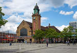 Das Empfangsgebäude Hagen Hauptbahnhof am 20.05.2017. 
Das neobarocke, vom Architekten Walter Morin geplante und am 14. September 1910 eingeweihte Empfangsgebäude, das aus Ziegelsteinen gebaut und teilweise mit Sandstein verkleidet ist, überstand den Bombenhagel des Zweiten Weltkriegs zwar nicht unversehrt, wurde im Gegensatz zu anderen Bahnhöfen im Ruhrgebiet aber nicht vollständig zerstört, wodurch es noch heute zu bewundern ist.  
Das Empfangsgebäude Hagen Hauptbahnhof am 20.05.2017. 
Das neobarocke, vom Architekten Walter Morin geplante und am 14. September 1910 eingeweihte Empfangsgebäude, das aus Ziegelsteinen gebaut und teilweise mit Sandstein verkleidet ist, überstand den Bombenhagel des Zweiten Weltkriegs zwar nicht unversehrt, wurde im Gegensatz zu anderen Bahnhöfen im Ruhrgebiet aber nicht vollständig zerstört, wodurch es noch heute zu bewundern ist.