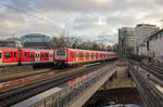 Mehr 472 geht nicht: Während eine Doppeltraktion aus 472 044 und 004 auf dem rechten Gleis in Richtung Aumühle unterwegs ist, fahren im Hintergrund zwei unerkannt gebliebene Triebwagen in