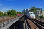 Whrend im Fernverkehr ein rund 30 Jahre altes Fahrzeug unterwegs ist, rollt die Hamburger S-Bahn mit einem brandneuen Triebwagen vorbei.