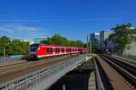 Zwei Neubaufahrzeuge der Baureihe 490, 490 031 und 490 107, beschleunigen nach einem Zwischenhalt in Hamburg-Dammtor, um die Fahrt nach Neugraben fortzusetzen.