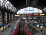 Blick in dem Hamburger Hbf am 18.05.10 auf Gleis 7a RE nach Kiel Hbf und neben an stehen RE1 nach Rostock und hinten RE Richtung Lbeck Hbf