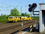 Bauzug mit Unimat 4S und einer Planiermaschine von Schweerbau bei der Durchfahrt in Hamm, 15.5.17.