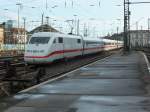 402 002  Wuppertal  (weiter vorne) und ein unbekannter weiterer 402 verlassen am 7.1.14 Hannover HBF in Richtung Mnchen.