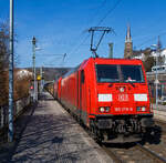 In Doppeltraktion fahren die 185 278-9 und eine weitere TRAXX F140 AC2 (BR 185.2) der DB Cargo AG am 11.03.2022, mit einem gemischten Güterzug, durch den Bahnhof Kirchen (Sieg) in Richtung