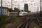 Auf dem Weg von Brüssel nach Frankfurt schlängelt sich 406 001 durch das Kölner Gleisvorfeld.