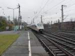 Eine Doppeltraktion ICE3 muss auf der Hohenzollernbrcke auf Einfahrt in den Klner Hauptbahnhof warten und blockiert so die Weichenstraen im Bahnhof Kln-Messe/Deutz.