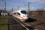 406 011 fährt hier am 25.02.2015 auf die Kölner Hohenzollernbrücke.