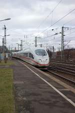 406 001 kommt, wenn er seiner Mehrsystemausrüstung gemäß eingesetzt wurde, wahrscheinlich gerade aus Brüssel und durchfährt auf dem Weg nach Frankfurt Köln Deutz.