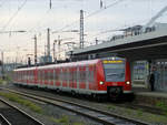 RE8 steht am Bahnsteig in Deutz, abfahrtbereit Richtung Mönchengladbach.