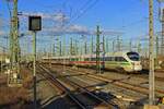 415 001, der auf den Namen  Eisenach  getauft ist, rollt am 07.03.22 durch den Mastenwald im Gleisvorfeld des Leipziger Hauptbahnhofs.