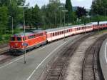 2143 021 der SVG erreicht mit einem Sonderzug den Lindauer Hauptbahnhof.