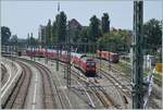 Ein (Gegenlicht)-Blick über den Bahnhof von Lindau Insel mit dem aus Stuttgart einfahrendne  IRE.