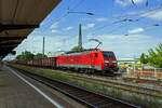 189 007 hatte einen Ganzzug aus offenen Gterwagen am Haken, als die Lok vom Magdeburger Hauptbahnhof kommend durch den Bahnhof Neustadt fuhr.