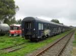 Nachtzug abgestellt im Bahnhof Meyenburg links stehen 2   dnische ML Triebwagen.(15.08.10)