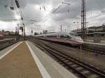 Unter immer schwärzer werdenden Wolken rollt 403 008 am 29.07.14 die letzten Meter in die Bahnhofshalle des Münchner Hauptbahnhofes.