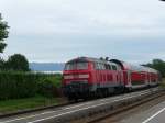 218 427 schiebt einen IRE aus Ulm in Richtung Lindau.