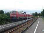 218 443 verlsst am 29.07.2010 den Bahnhof Nonnenhorn in Richtung Lindau.