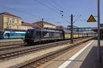 Whrend 185 574 mit einem Autozug von ARS Altmann den Bahnhof Regensburg Hbf durchfhrt, ist im Hintergrund 183 002 mit dem ALEX aus Richtung Mnchen eingetroffen, der hier Kopf macht und mit