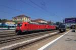 Die beiden DB-TRAXX 185 256 und 185 341 durchfahren mit einem Ganzzug aus Kesselwagen Regensburg, whrend rechts 440 404 von agilis am Bahnsteig steht.