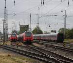 442 857-9+442 838-9 abgestellt im Rostocker Hbf recht´s stehen zustzliche Wagen fr die Kreuzfahrer-Sonderzge Warnemnde-Berlin.