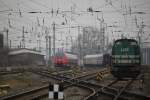 442 356 als RB 12 von Rostock Hbf nach Ribnitz-Damgarten West bei der Ausfahrt am 20.02.2015 im Rostocker Hbf recht´s steht LDS-Lok 6   Weiser Beer 