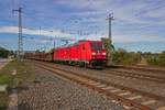 Mit einem Leerzug Autotransportwagen fhrt 185 249 in Saarmund ein.