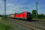 193 563 von DB Cargo ist am 24.08.23 mit einem Ganzzug aus Schiebewandwagen in Saarmund unterwegs in Richtung Osten.