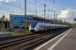 Eine TALENT-Doppeltraktion aus 9442 365 und einem weiteren Triebwagen erreicht auf der Fahrt in Richtung Krefeld den Solinger Hauptbahnhof.