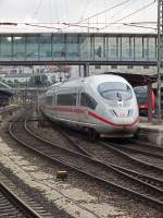 Nachschuss auf 403 012 und 017, die hier als ICE 518 nach Dortmund im Ulmer Hauptbahnhof stehen.