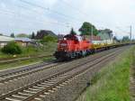 Interessant: 261 047 am 29.4.14 mit einem leeren Schienenzug vorbei an Gleisresten in Vieselbach.