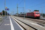 101 009-9 mit IC 2239(Warnemünde-Leipzig)kurz vor der Ausfahrt in Warnemünde.17.07.2021 weiter hinten hat sich 4110 110 versteckt.