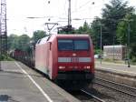 152 168 durchfhrt am 30.06.2010 mit einem Gterzug den Bahnhof Wuppertal-Oberbarmen.