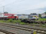 SGL Maxima  V 500.06  steht, whrend 294 675 (295 715 ist auerhalb des Bildes am Zugschluss) am 17.6.13 mit einem bergabegterzug aus Remscheid vorbeifahren.