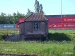 Gesamtansicht der klein Htte und Containerterminal im Hintergrund