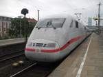 ICE 793 von Hamburg-Altona Richtung Berlin Sdkreuz wartet am 05.06.10 auf die Ausfahrt um 10.36 Uhr im Bahnhof Hamburg-Altona