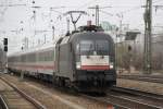 ES 64 U2-070 mit IC 2083 von Hamburg-Altona nach Berchtesgaden Hbf bei der Durchfahrt am 31.03.2012 in Mnchen Heimeranplatz