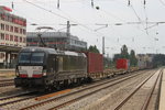 193 602 mit Container Richtung Mnchen-Pasing bei der Durchfahrt in Mnchen-Heimeranplatz.26.07.2016