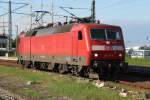 120 131-8 beim Rangieren im Bahnhof Warnemnde.13.08.2011