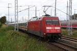 101 030-5 mit IC 2086 von Hamburg Hbf nach Stralsund bei der Einfahrt im Rostocker Hbf.30.08.2011