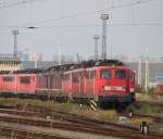 140 876-4 abgestellt in Hhe Haltepunkt Rostock-Toitenwinkel.30.10.2011  Desweiteren stehen 180 002-8,180 007-7,180 009-3,180 010-1 und  180 019-2 noch in der Reihe