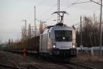 ES 64 U2-102 mit Holzzug von Rostock-Bramow nach Stendal-Niedergrne stand am 19.02.2012 noch in Hhe Stellwerk.