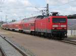 114 024-3 mit RE 18590 von Berlin Hbf(tief)nach Warnemnde bei der Durchfahrt im Haltepunkt Warnemnde Werft.02.06.2012 