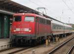 113 268-7 mit IC 1961 von Hamburg-Altona nach Stralsund kurz vor der Ausfahrt im Rostocker Hbf.13.07.2012